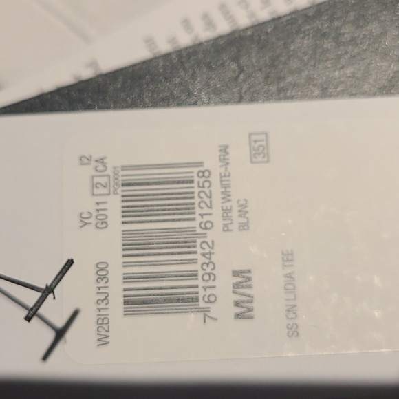 Medium White GuessTee, NWT. - Picture 5 of 5